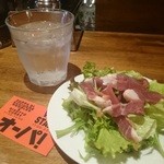 VINO STAND オーパ！ - ランチ：サラダ付きで+￥50で生ハム乗るってΣ(ﾟДﾟ)！