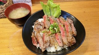 Hawaiian diner HONU - サーロインステーキ丼(950円)です。