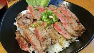 Hawaiian diner HONU - 表面だけをさっと焼いてあります。