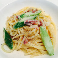 カンブーザ - アスパラガスと生ハムのクリームソースパスタ