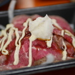 鉄板肉酒場 二代目亀田精肉店 - エアーズロック・ローストビーフ