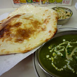 RAJ - チキンサーグ（チキンとほうれん草のカレー）