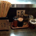 極濃つけ麺ブンブンマル - 卓上調味料