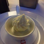 restaurant RED GRILL - パン用のバタだが、バーガーにパンが付く不思議