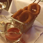 restaurant RED GRILL - サイドにはオニオンリング