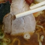 毎度ラーメン - チャーシューは脂少な目で柔らか。味は濃い目