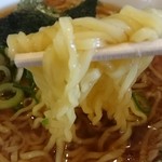 毎度ラーメン - 麺は、縮れとストレートが混ざる多加水麺