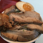 まるぎん商店 - 2016年4月から
      期間限定提供
      ゴージャスなアニキの塩セレブ
      のチャーシューとスープとご飯を使って
      チャーシュー丼（笑）