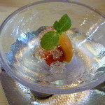 宮川町 喜久屋 - 枇杷と苺のジュレ掛け