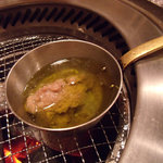 京の焼肉処 弘 - アンチョビソースに浸けていただきます・・