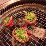 京の焼肉処 弘 - ウチヒラを炙り焼き中・・・