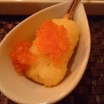 ワインと串揚げ こぱん - 紋甲イカのとびこ添え。