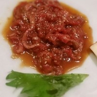 焼肉 十々 西麻布店 - 黒毛和牛のユッケ☆ [1,900円]
                卵を崩した食べる前はこんな感じです(^-^;