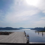 ベラビスタ スパ＆マリーナ 尾道 - 甲板を模したデッキから臨む瀬戸内海