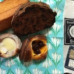 ブーランジェリー スドウ - 2016.5.4(水)
      ダークチェリーのスリーズ 280円
      厚切りノワレザンラス 370円
      ハニートースト 280円
      生チョコとフランボワーズのデニッシュ 390円
      (すべて 税抜き)