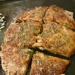 源亀 - 焼きそばをコテで頂きます