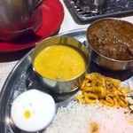 9時の白：カード、10時のオレンジ：ムング豆のカレー、12時の茶：マトンマサラ、内側黄色：大根アチャール