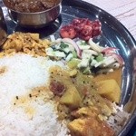 4時：鳴門金時とスナックえんどうのカレー、2時：長芋と小松菜の和え物、1次バナナとラズベリーのチャツネ