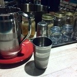 ゼロワンカレー - カウンターの上にはズラッとスパイスが並び、飾りじゃなくてガンガン使ってた。