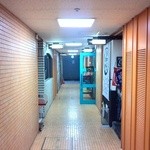 ゼロワンカレー - 地下のレストランフロアにあり、通りからは目立ちません。