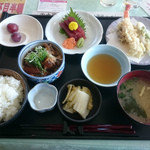 カントリークラブ ザ・レイクス レストラン - 牛筋煮込みと天ぷらと刺身定食 これもプレー代に込み