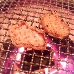 焼肉 十々 - ねぎタン塩はドーム状になったらひっくり返し
            うっすら焦げリングを確認して15秒！(^q^)