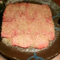 焼肉 十々 西麻布店 - 上ねぎタン塩 [2,900円]と上カルビ塩 [3,200円]
                ねぎ塩の美しいベールをまとって登場(*´-`)