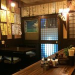 Sakatsubo - 入り口とテーブル席