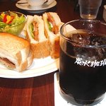 珈琲館 横浜ジョイナス店 - 炭火アイスコーヒーと照り焼きチキンサンド