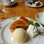 万平ホテル カフェテラス - 伝説のアップルパイバニラアイス添え　