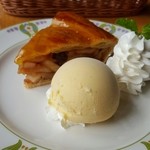 万平ホテル カフェテラス - 伝説のアップルパイバニラアイス添え