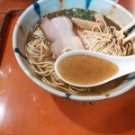 麺房 昭和呈 - 魚介系醤油のスープ