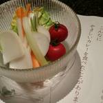 パリコレ歌舞伎町 - 野菜かじり、みずみずしい！