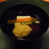 和やまむら - 2016.4:椀
                海老しんじょ、豆腐、椎茸 
                