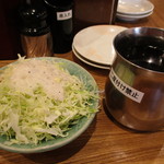 串揚げ かのや - お通しのキャベツ＆ソース