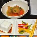 美ら花 - お通しと肉じゃが