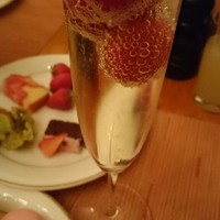 スプレンディード - 甘口のスプマンテにイチゴを浮かべてみた(*,,ºัωºั,,)♡