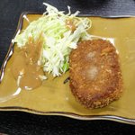 椅子のある立ち呑み つるつるいっぱい - 知る人ぞ知る有名なミンチカツ200円　※何も付けずに、そのまま食べてほしいらしい店の自信作