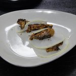 椅子のある立ち呑み つるつるいっぱい - 少し凝ったメニューが到着　※いまだにこれが何か分からない