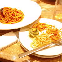 RIGOLETTO KITCHEN - 奥：アラビアータ、手前：(時計回り)有機野菜ペペロンチーノ、蟹クリーム、？、ジェノバ風