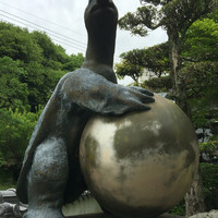 安心院亭 - スッポンのオブジェ
                美しい月を愛おしそうに抱くスッポン？に見えますが、この美しい球はスッポンの卵なのです