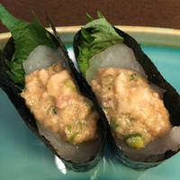 山田屋 - 1000円高いフグコースにはこの寿司が付くというので、お願いしました。
                ここに来てこれを食べずに帰ったらもったいない！
                酢飯の上に厚切りのフグ刺身が乗っていて、その上にキモを味付けしたとろっっとろの…