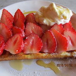 カフェ・サンクチュアリ - 初めて酸味のある苺でした。