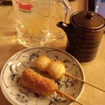 昭和屋台酒場 - 給料日前のトリスハイボール＋串揚げ（ウインナー、うずら）