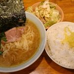 ラーメン 洞くつ家 - ラーメン、中ライス、キャベチャー