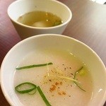 のんびり屋 - 淡路産カオマンガイ（お粥と大根スープの付けあわせ）