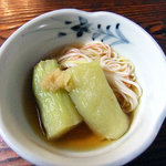 よし半 - お通し（ナス冷や麦）