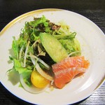 活魚料理　うおじま - うな重や天丼には、大き目のサラダが付きます。