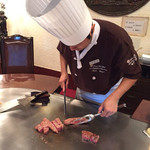 ビフテキのカワムラ - 神戸牛ステーキを切ります