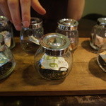 Together - お茶の葉を選びます。